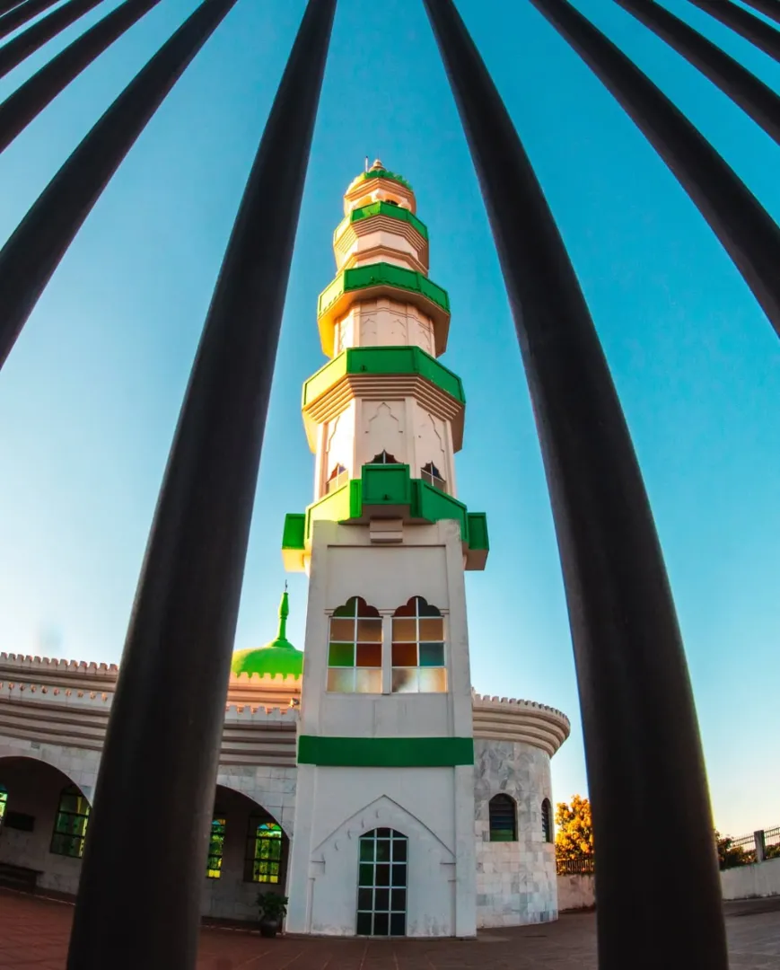 A bela Mesquita Muçulmana de Maringá, com sua arquitetura de característica árabe, torna-se templo de fé no coração da cidade.