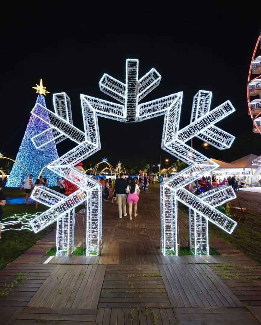 A beleza das decorações de fim de ano transforma a cidade em um cenário mágico.