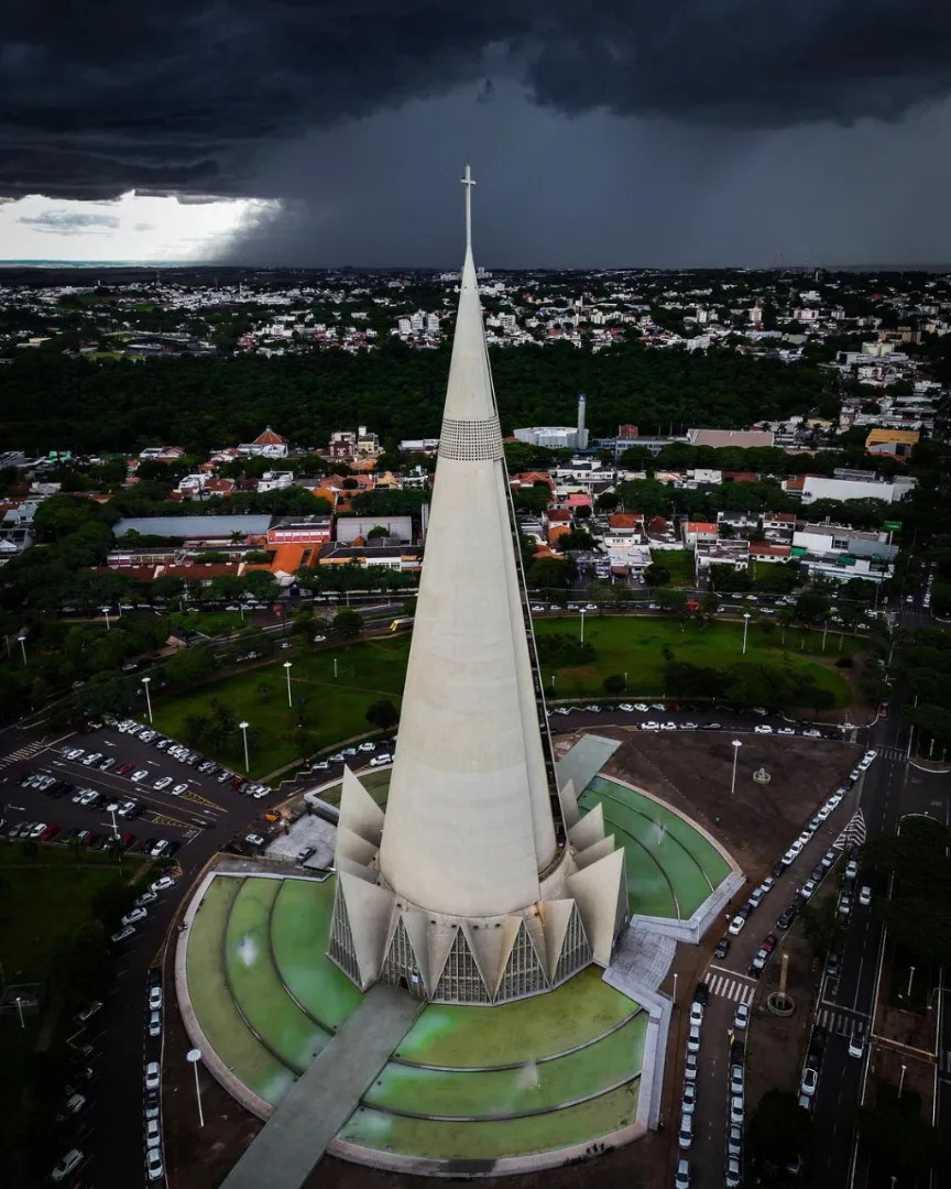 A catedral iluminada contrasta de forma impressionante com o pano de fundo chuvoso.