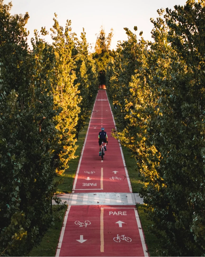 A ciclovia colorida do Eurogarden pode ser o caminho para um dia mais saudável.