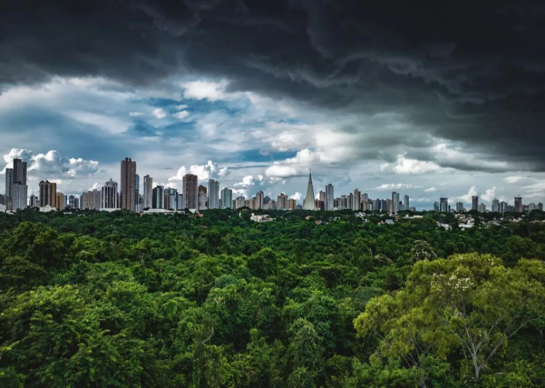 A imagem captura toda dramaticidade da tempestade se aproximando da cidade.