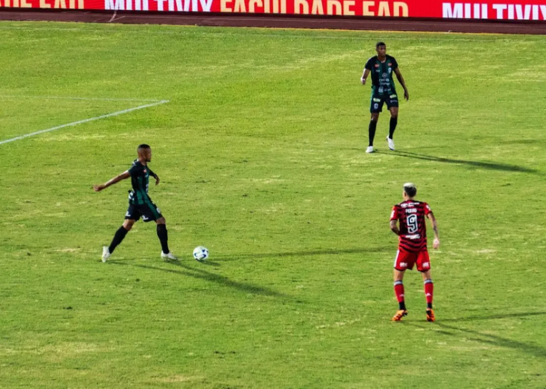 Com uma vitória histórica, o Maringá FC superou o Flamengo por 2 a 0 no estádio Willie Davids.