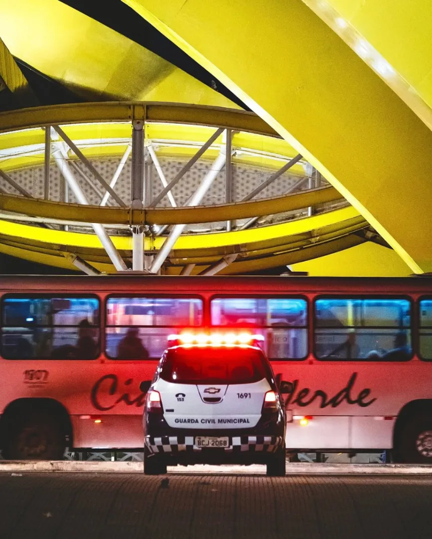Enquanto a cidade dorme, olhos atentos seguem acordados.