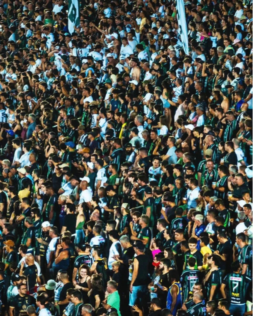 O verde e preto ecoa nas ruas, nas vozes, na alma da cidade.