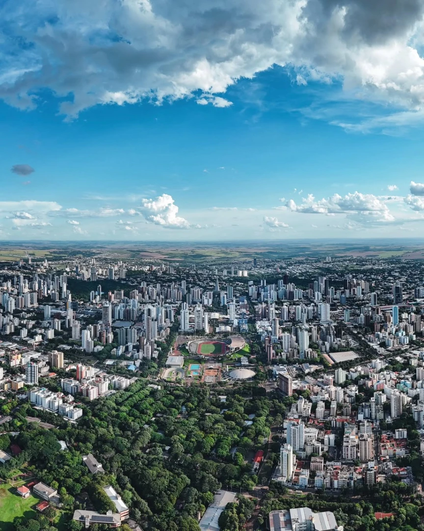 Um mar de prédios cercado por natureza: o equilíbrio que define Maringá, revelando suas cores, sua organização e sua alma moderna.