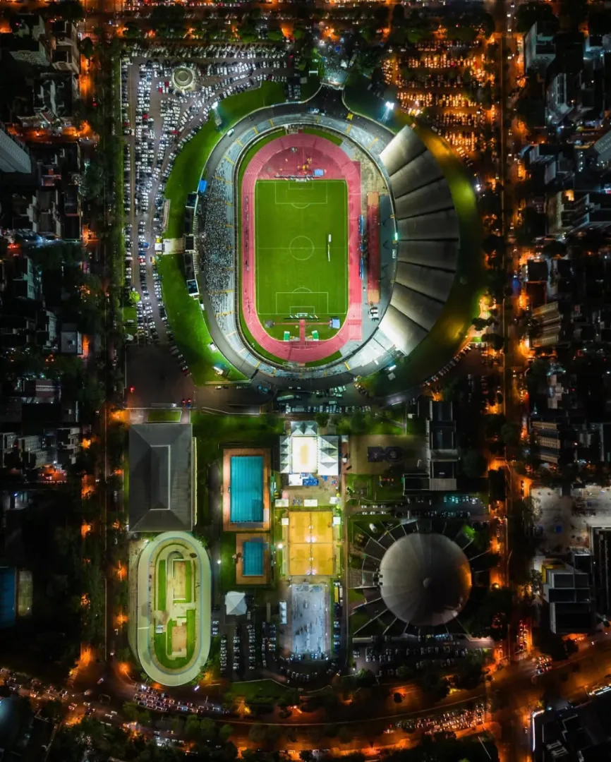 Vista deslumbrante do coração de Maringá, onde a energia da cidade se encontra com a paixão pelo esporte.